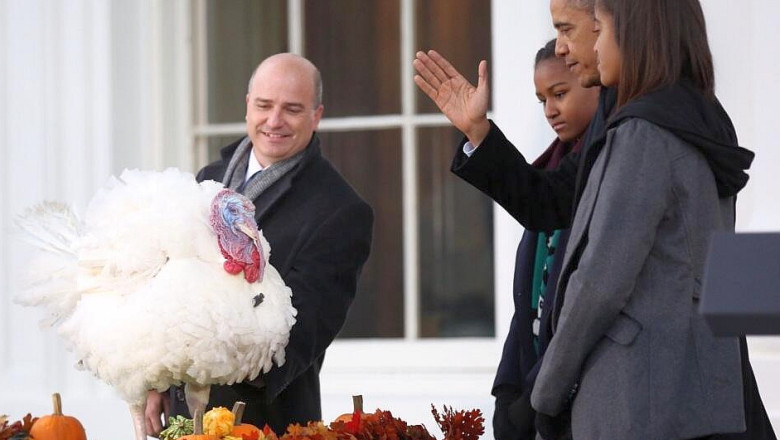 FOTO Barack Obama salveaza doi curcani de la cutit in cadrul gratierii traditionale de Ziua Recunostintei. Popcorn si Caramel, votati pe Facebook si Twitter Imagine