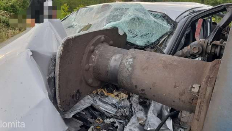 FOTO. BMW lovit de tren in Ialomita. Doua persoane au fost ranite, una dintre ele fiind in stare grava Imagine