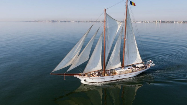 FOTO Bricul Mircea si velierul Adornate navigheaza spre Varna, la o intrecere impresionanta de nave militare si civile Imagine