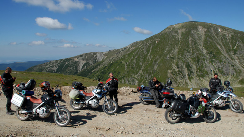 FOTO Calatorie spre Asia. Doua motociclete vechi de 10 ani, 17.000 de kilometri in 80 de zile Imagine