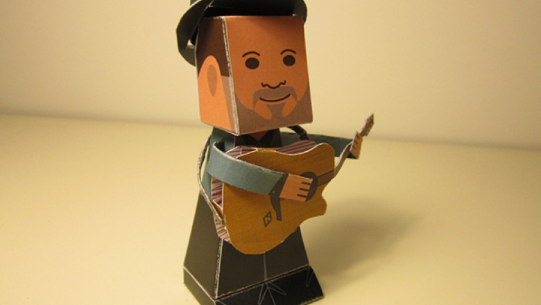 FOTO Creatorul figurinelor din carton. Nicu Alifantis in miniatura, cu chitara, palarie si coada Imagine