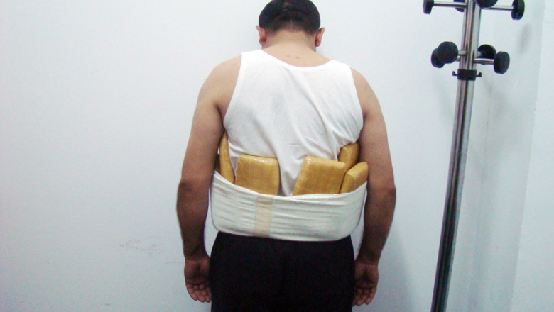 FOTO. Cu heroina lipita de corp. Un cetatean turc, prins la frontiera cu 10 kg de droguri Imagine