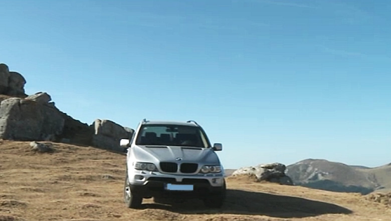 FOTO Cu masina in creierii muntilor. Bariera care interzice accesul in zona protejata a Parcului Natural Bucegi este ignorata de soferi Imagine