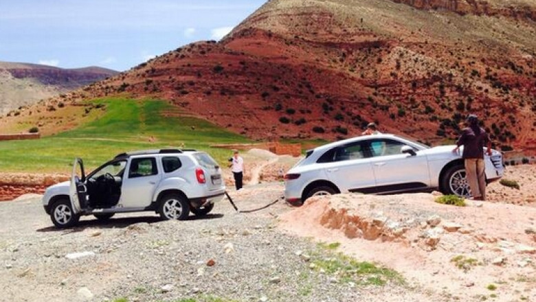 FOTO Dacia Duster tracteaza un Porsche Macan blocat pe traseu accidentat in Maroc Imagine