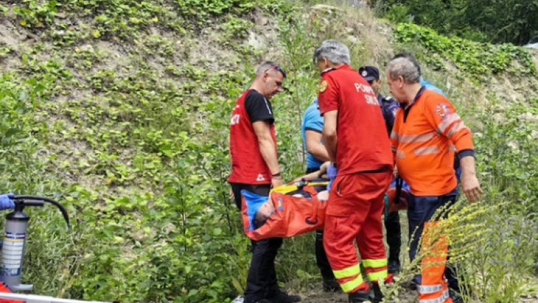 FOTO. Doi barbati raniti in urma unui accident cu ATV-ul, salvati de salvamontisi dintr-o zona abrupta Imagine