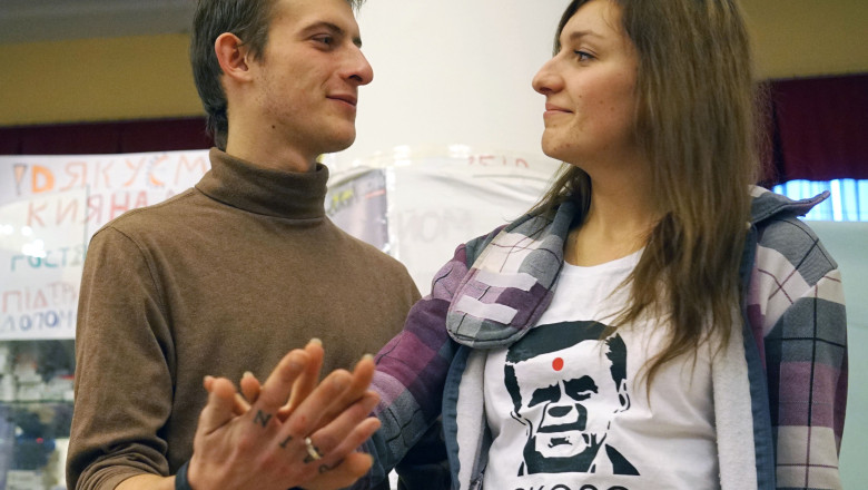 FOTO. Doi tineri s-au casatorit pe baricade, la Kiev Imagine