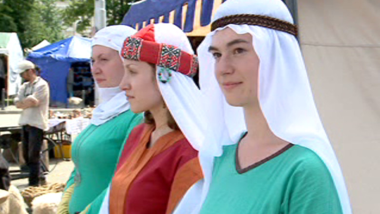 FOTO. Domnite imbracate in tinute medievale au pus stapanire pe centrul Iasiului, la Festivalul Medieval  Imagine