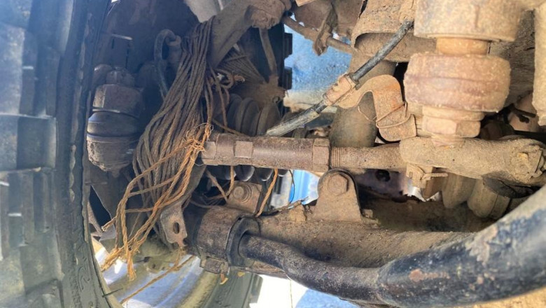 FOTO. „E pacat sa pui surub acolo unde poti lega cu sarma”. Cum s-a prezentat un sofer la ITP Imagine