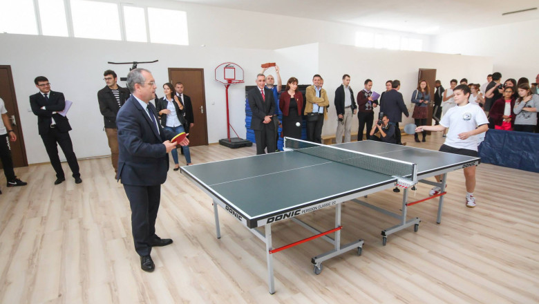 FOTO. Emil Boc a jucat tenis de masa, baschet si handbal Imagine
