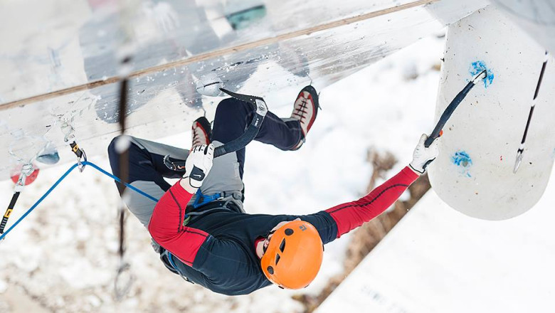 FOTO Escalada pe gheata la 25 de metri inaltime Imagine