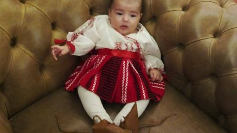 FOTO. Fiica Elenei Basescu, in costum popular Imagine