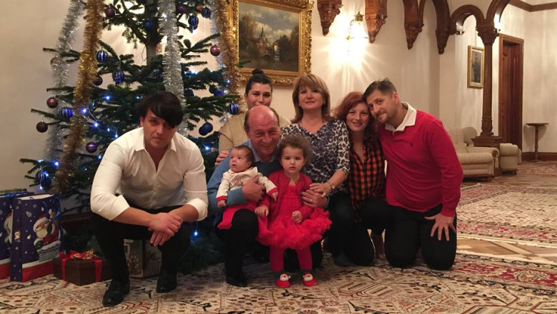 FOTO. Fostul presedinte Traian Basescu petrece Craciunul in familie Imagine