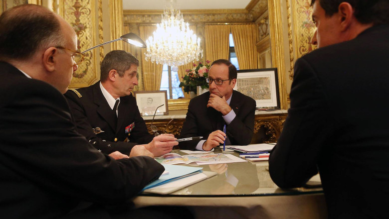 FOTO: Francois Hollande, in timpul luarii de ostatici din Paris Imagine