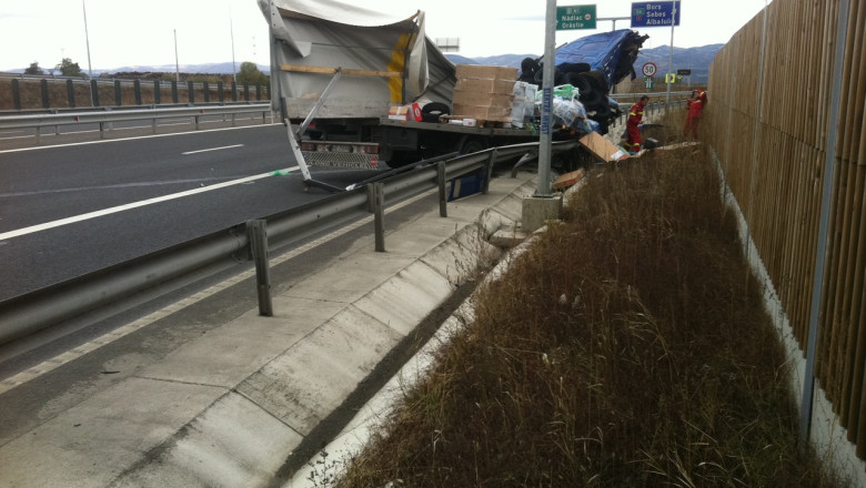 FOTO Grav accident langa Sebes. Doua TIR-uri au fost implicate  Imagine