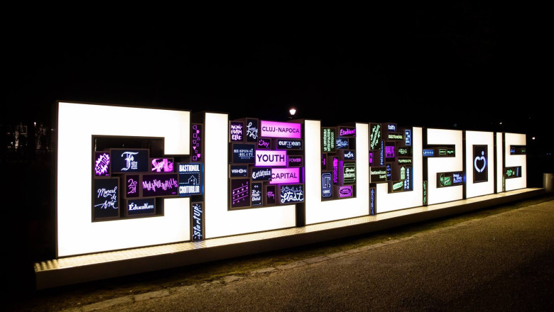 FOTO. Instalatie luminoasa care marcheaza Capitala Europeana a Tineretului, inaugurata la Cluj-Napoca Imagine
