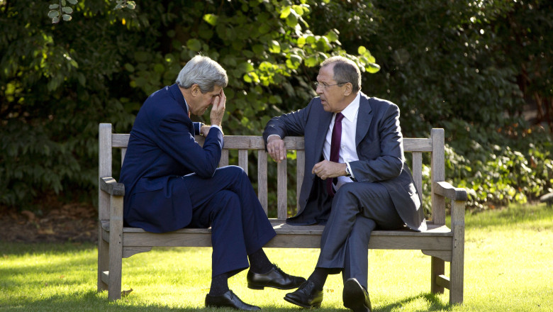 FOTO. John Kerry si Serghei Lavrov, discutii despre soarta lumii in parc Imagine