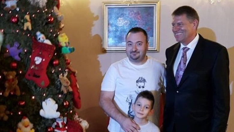 FOTO. Klaus Iohannis, fotografii cu sibienii langa bradul de Craciun Imagine