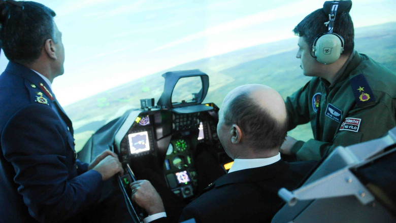 FOTO. Lectii de pilotaj. Traian Basescu a vizitat un simulator pentru F16 in Turcia Imagine