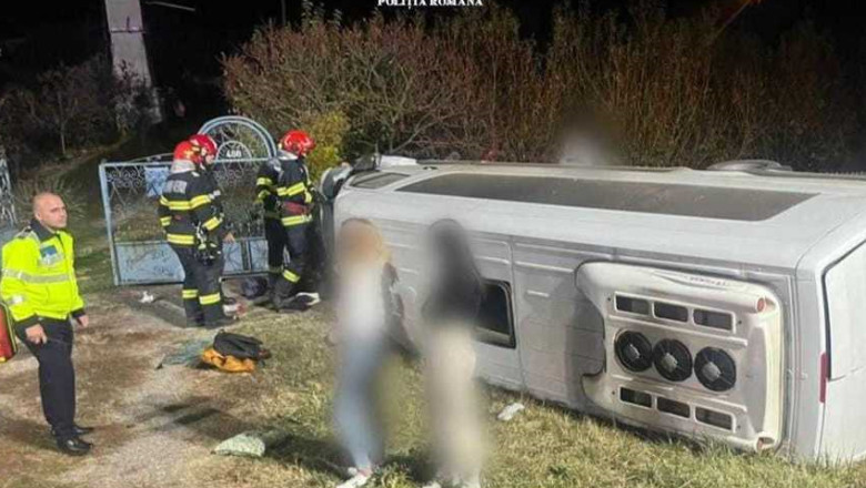 FOTO. Microbuz cu 12 persoane, implicat in accident rutier in Dambovita. A fost activat Planul Rosu de Interventie Imagine