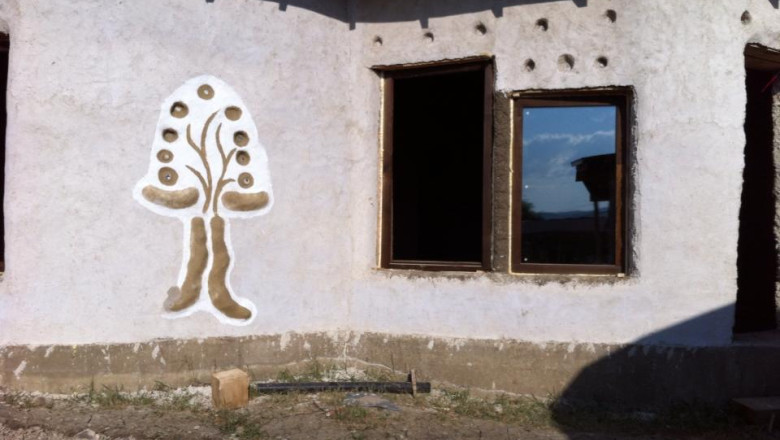FOTO. Minisat eco in Buzau - case din lut, cu ferestre facute din parbrize si acoperis din iarba Imagine