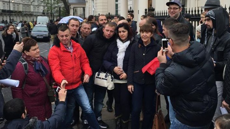 FOTO. Monica Macovei asteapta sa voteze la Londra Imagine