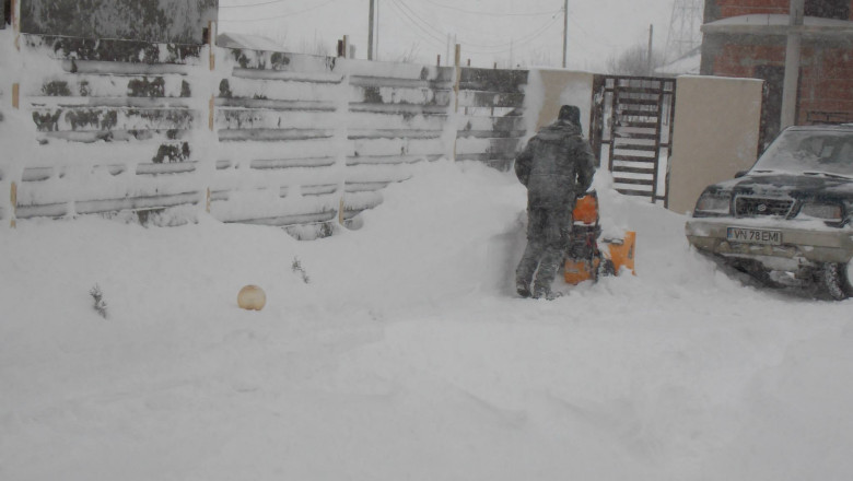 FOTO. Nu a mai asteptat autoritatile. Un focsanean a deszapezit singur strada pe care locuieste Imagine