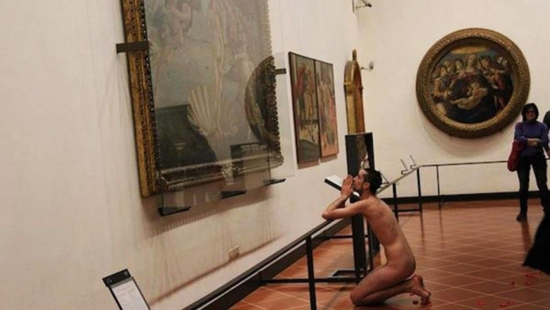 FOTO. Nud in fata unui tablou de Botticelli Imagine