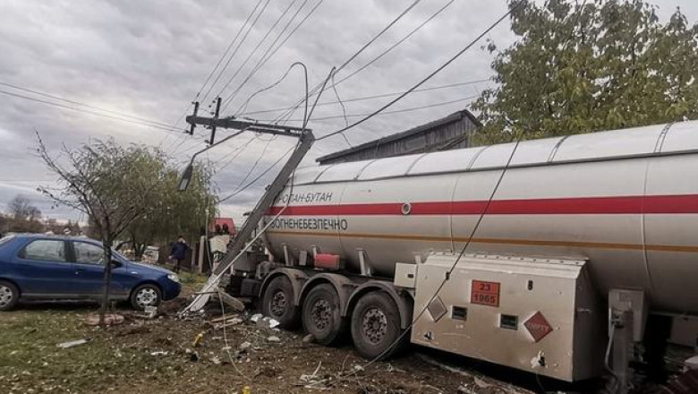 FOTO. O cisterna cu propan inmatriculata in Ucraina a facut prapad intr-o comuna din Iasi dupa ce soferul a pierdut controlul volanului Imagine