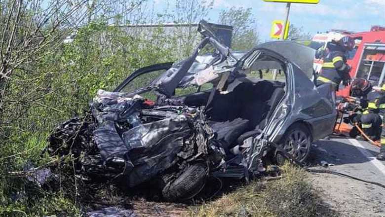 FOTO. O femeie a murit si doi copii sunt in stare grava, in urma unui accident de circulatie produs in judetul Arad Imagine