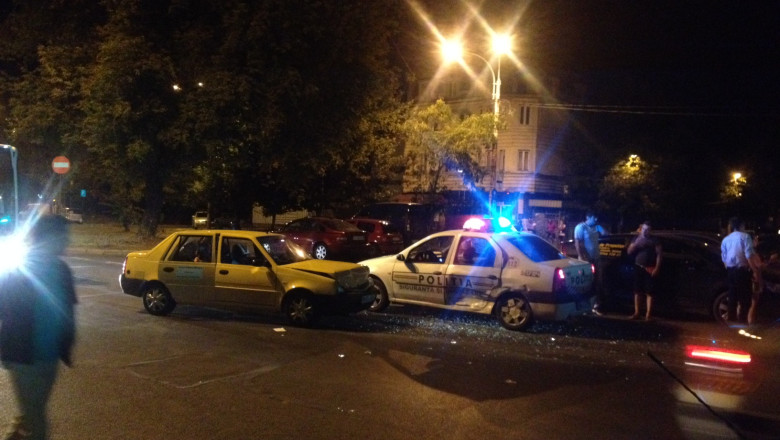 FOTO. O masina de politie s-a ciocnit cu un autoturism condus de un instructor auto Imagine