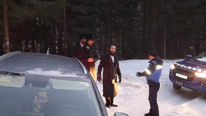 FOTO. Patru cetateni israelieni, salvati de jandarmii montani dupa ce au ramas inzapeziti cu masina pe un drum izolat din Maramures Imagine