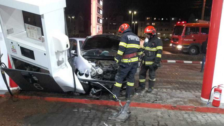 FOTO. Pompierii intervin dupa ce un autoturism a lovit o statie de carburanti. Rezervorul masinii s-a fisurat si curge combustibil Imagine