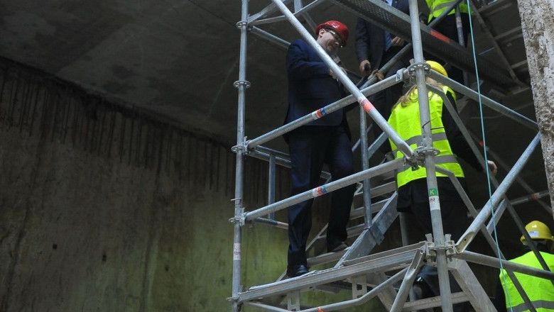 FOTO. Premierul Victor Ponta, in vizita la lucrarile de la magistrala 5 a metroului Imagine