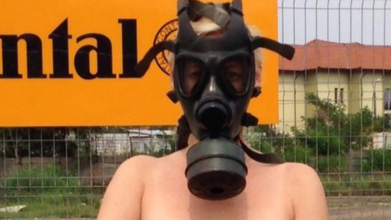FOTO. Protest antipoluare la Timisoara: O soprana s-a fotografiat nud si cu o masca de gaze pe fata Imagine