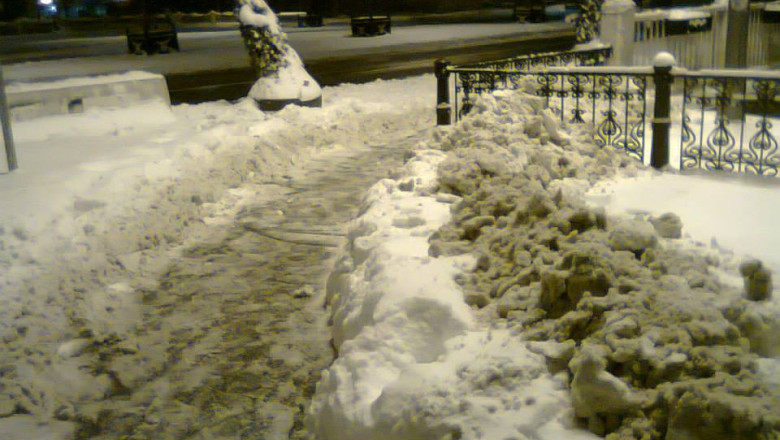 FOTO Protest fata de indiferenta. Un tanar a inceput deszapezirea Bucurestiului pe cont propriu, cu lopata Imagine