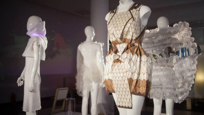 FOTO. "Futurotextiles" la Muzeul de Istorie: puloverul care verifica sanatatea si rochia din celuloza care "creste" singura Imagine
