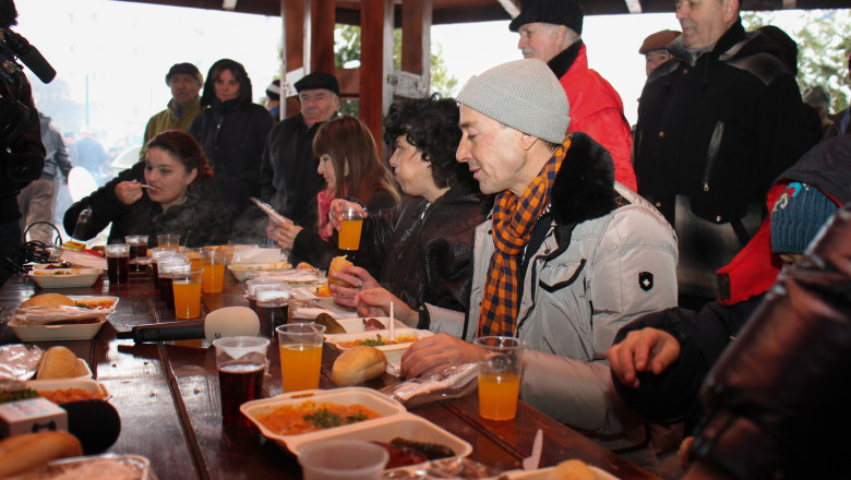 FOTO. Radu Mazare a mancat fasole si carnati, alaturi de constanteni Imagine