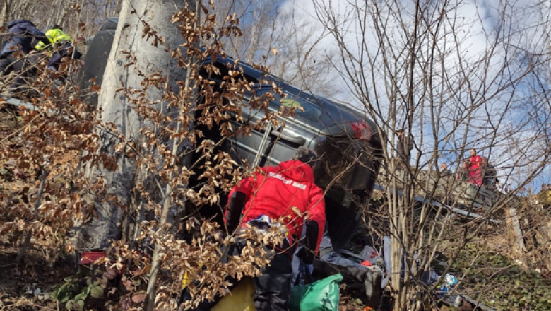 FOTO. Salvamontistii au intervenit la un accident rutier cu trei victime in zona statiunii Stana de Vale Imagine
