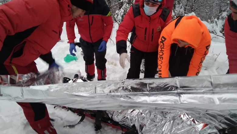 FOTO. Salvamontistii au recuperat trupul unei femei care a fost gasita moarta in zona Campu lui Neag Imagine