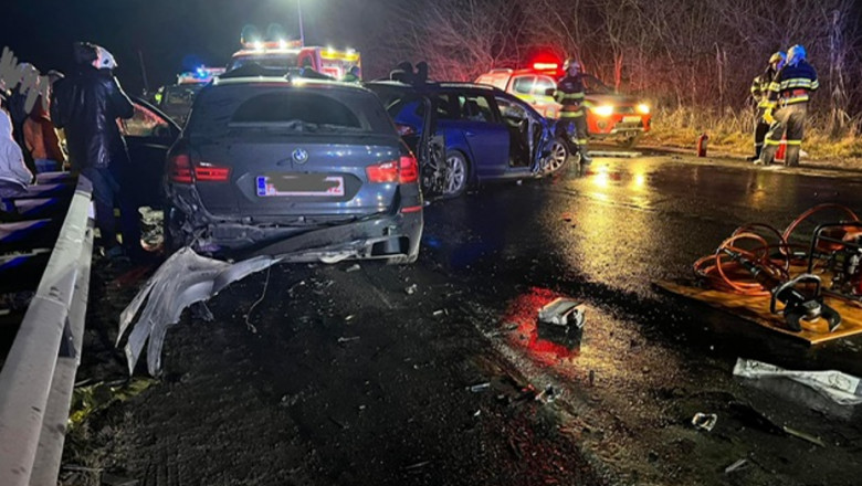 FOTO. Sase victime, intre care si un copil de 5 ani, intr-un accident petrecut pe DN 13 Imagine