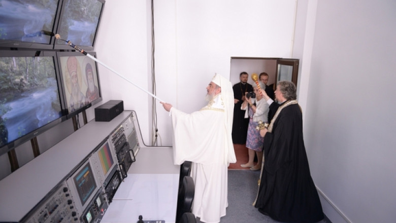 FOTO. Sfintire improvizata - Redactia Trinitas, binecuvantata de Patriarhul Daniel cu trafaletul Imagine