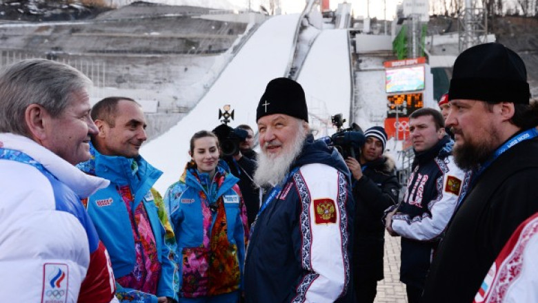 FOTO SI VIDEO. Patriarhul rus Kirill s-a imbracat in trening la intalnirea cu sportivii de la Soci Imagine