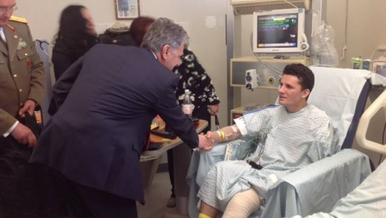FOTO. Soldatii romani raniti in Afganistan dupa un atac kamikaze, vizitati de familii si de ministrul Apararii Imagine