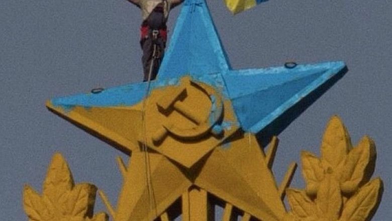 FOTO. Steagul Ucrainei, arborat pe o cladire la Moscova Imagine