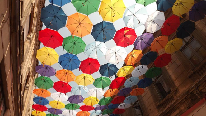 FOTO. Strada pietonala din Arad, acoperita cu 400 de umbrele Imagine