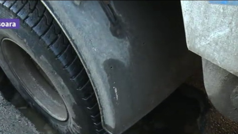 FOTO. Strada reparata acum doua luni, surpata sub masina de salubritate Imagine