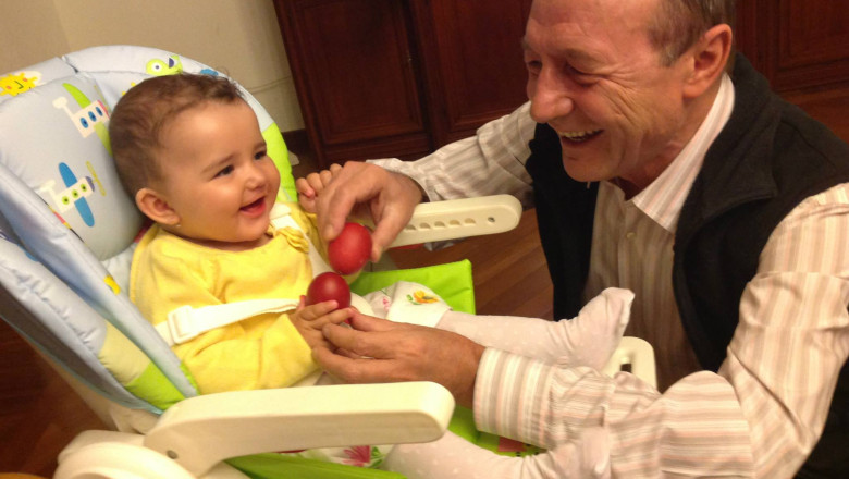 FOTO. Traian Basescu a petrecut pentru prima oara Pastele cu nepoata sa Imagine