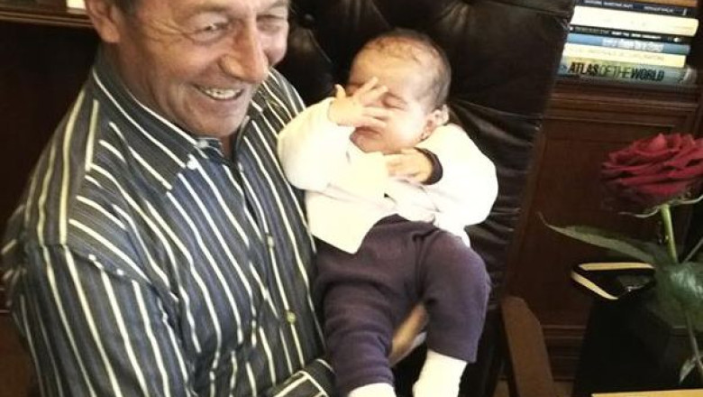 FOTO. Traian Basescu, cu nepoata si cu tortul de ziua lui pe Facebook Imagine
