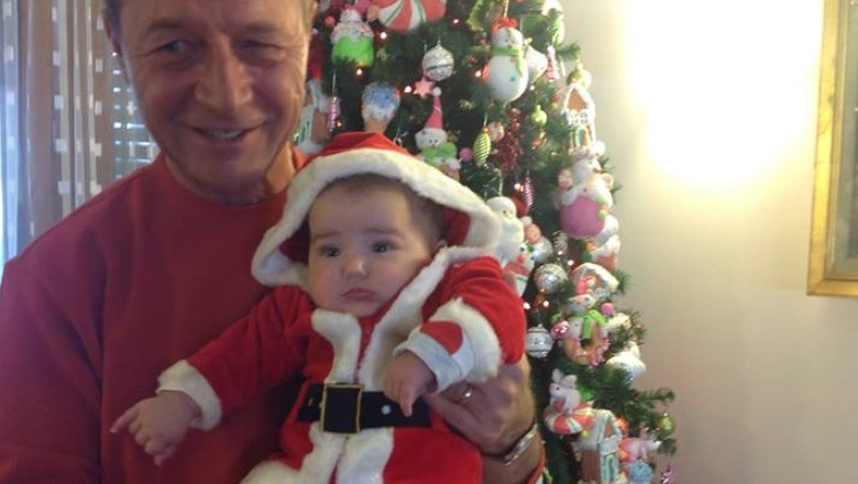FOTO. Traian Basescu si-a imbracat nepoata in costum de Craciun Imagine
