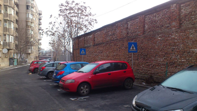 FOTO. Treceri de pietoni intr-o parcare din spatele blocului Imagine